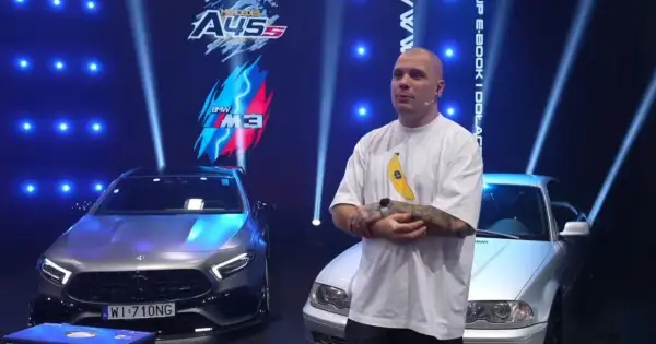 Mężczyzna w koszulce z bananem stoi między Mercedesem A45 a BMW M3.