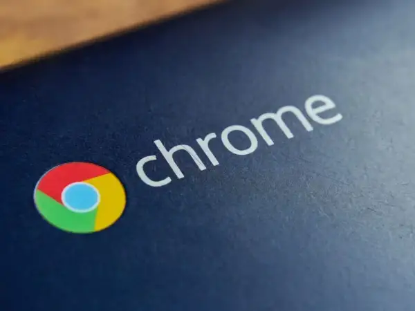 Logo Chrome na ciemnoniebieskiej obudowie, symbolizujące system Chrome OS Flex.