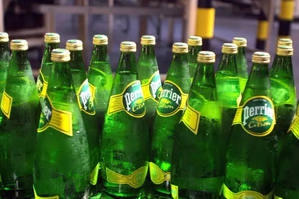 Des bouteilles de Perrier Citron, sans sucre, sont alignées. La question "le Perrier est-il bon pour la santé ?" reste ouverte.