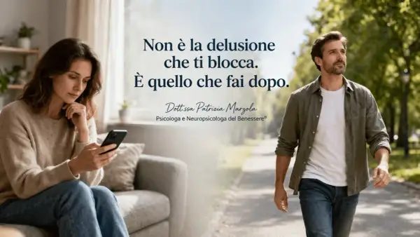 Donna al telefono, uomo che cammina. A volte ci si sente soli, anche in compagnia, pensando a chi non c'è.