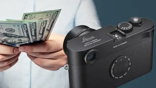 Mani che contano banconote da 100 dollari accanto a una fotocamera Leica, simbolo di qualità e investimento.