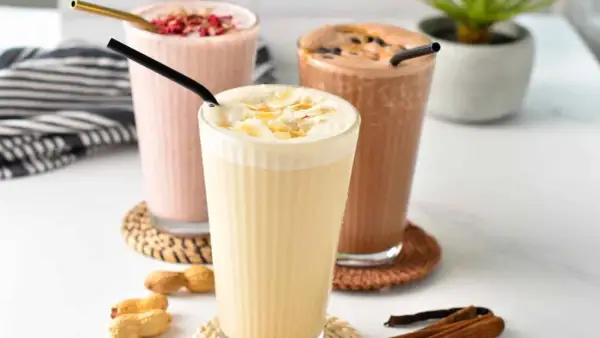 Drei leckere Protein-Shake-Rezepte: Vanille mit Kokosflocken, Beere und Schokolade. Perfekt für nach dem Training!