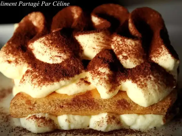 Un délicieux tiramisu au marsala, garni de cacao, avec des couches de crème onctueuse et de biscuits savoyards.