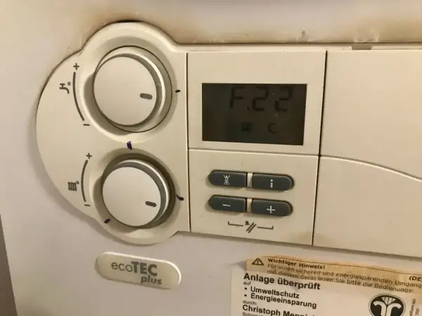 Wyświetlacz kotła gazowego pokazuje błąd F.22. Zastanawiasz się, dlaczego piec gazowy jak grzeje to wyje?