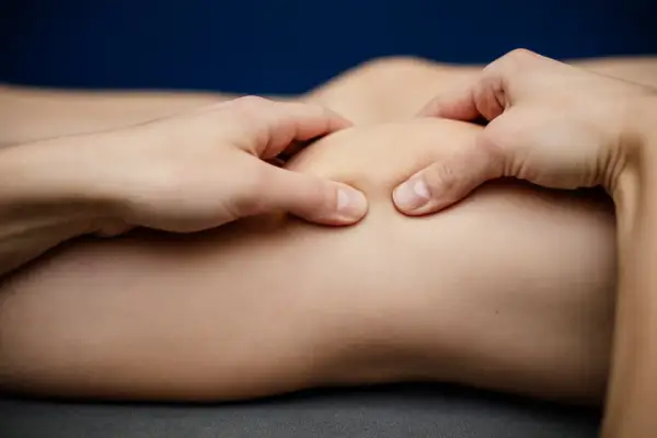Fizjoterapeuta bada kolano, co może być związane z chondromalacją rzepki. Czego nie wolno robić w takiej sytuacji?