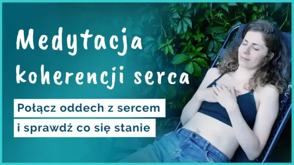 Kobieta w pozycji leżącej, z dłońmi na sercu, praktykuje medytację koherencji serca. Napis: "Połącz oddech z sercem i sprawdź, co się stanie".