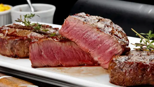 Saftiges Steak medium gebraten, perfekt gegart mit zarter rosa Mitte und knuspriger Kruste, garniert mit frischem Thymian.