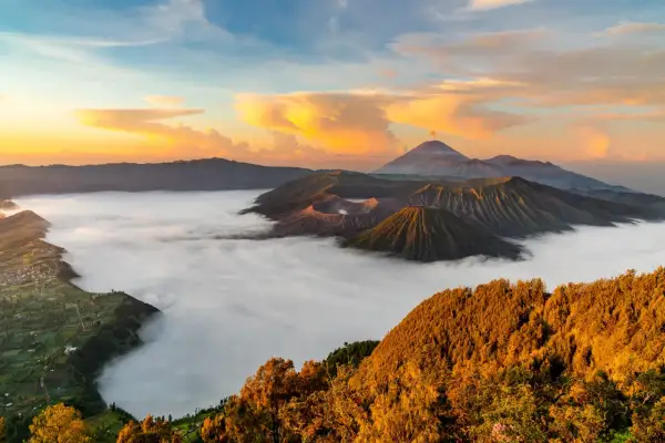 Wschód słońca nad wulkanami Bromo i Batok, Indonezja. Niezapomniane widoki, które warto zobaczyć.