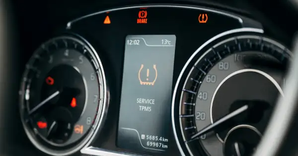 Kontrolka "SERVICE TPMS" informuje o problemie z ciśnieniem w oponach. Sprawdź tyre pressure!