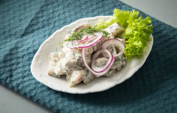 Heringssalat mit Dill, Zwiebeln und Salatblatt. Perfekt für die Frage: wann ist Heringszeit?