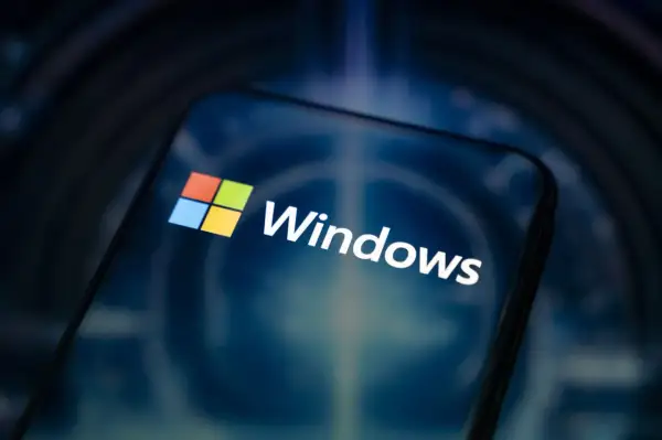 Logo Windows 10 na ekranie smartfona. Sprawdź, jakie są windows 10 wymagania, by cieszyć się płynnością działania.