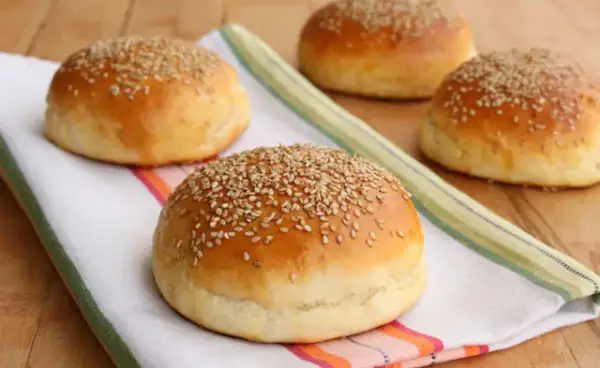 Pains Burger Maison : Recette Inratable pour un Moelleux Parfait