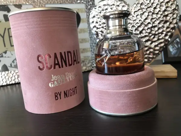 Elegancki flakonik perfum Jean Paul Gaultier Scandal by Night w różowym, aksamitnym opakowaniu.
