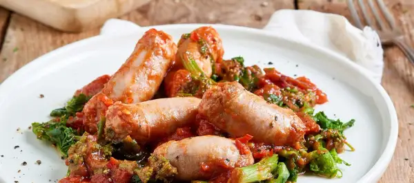Herzhafte italienische Salsiccia mit Tomaten und Brokkoli, ein köstliches Gericht, das Lust auf mehr macht.