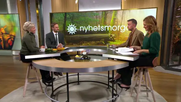 Ulrika Elvgren och kollegor diskuterar nyheter vid ett runt bord.