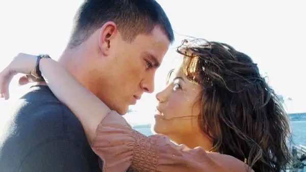 Channing Tatum i jego partnerka w romantycznym uścisku. Scena z jednego z jego filmów.