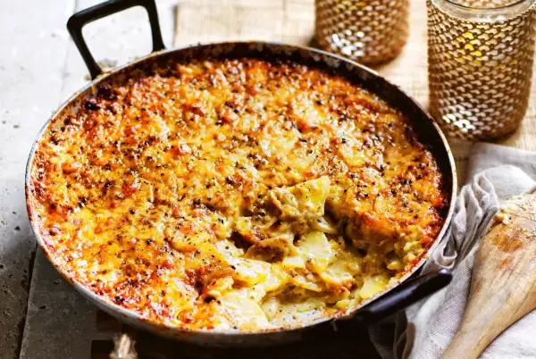 Herzhaft überbackene Kartoffeln mit Käse und Kräutern, die köstliche Verwendung von Oregano zeigt sich hier.