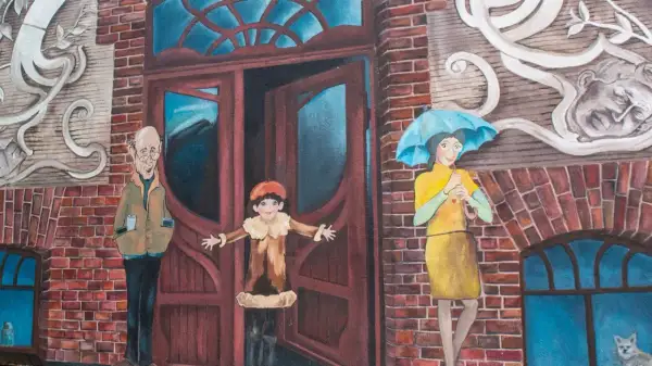 Mural w Poznaniu: starszy pan z kubkiem, dziecko w płaszczyku i kobieta z parasolką czekają przed drzwiami.