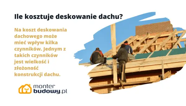 Pracownicy wykonują deskowanie dachu, układając drewniane deski na konstrukcji.