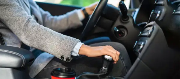 Main d'une personne changeant de vitesse dans une voiture, prêt pour son permis b78.