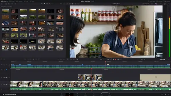 Dwie kobiety w kuchni, edytowane w programie do montowania filmów za darmo. Widok interfejsu DaVinci Resolve Studio.