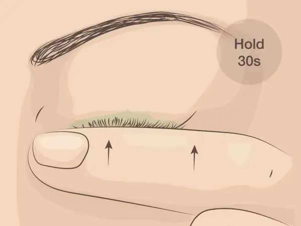 Wimpern biegen ohne Wimpernzange: Finger unter die Wimpern legen, sanft nach oben drücken und 30 Sekunden halten.