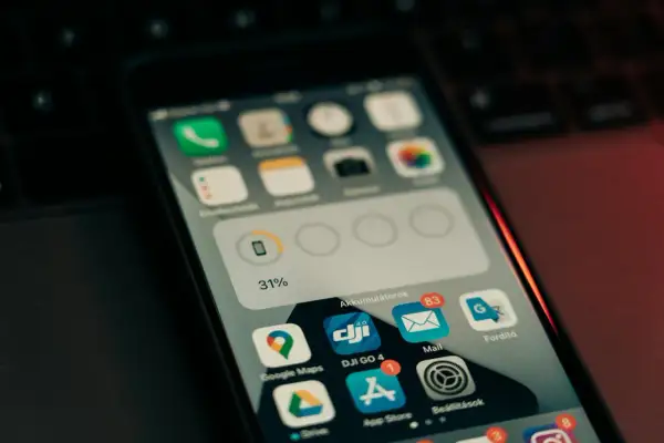 Ekran telefonu z ikonami aplikacji, w tym Google Maps i App Store. Może to być początek przygody z swift programowanie.