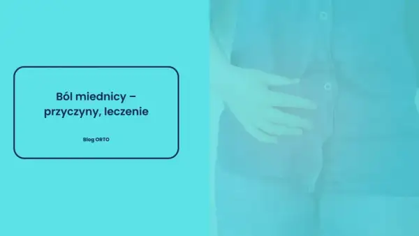 Dłoń uciska brzuch, sugerując ból miednicy z tyłu. Na ekranie tekst: "Ból miednicy – przyczyny, leczenie".