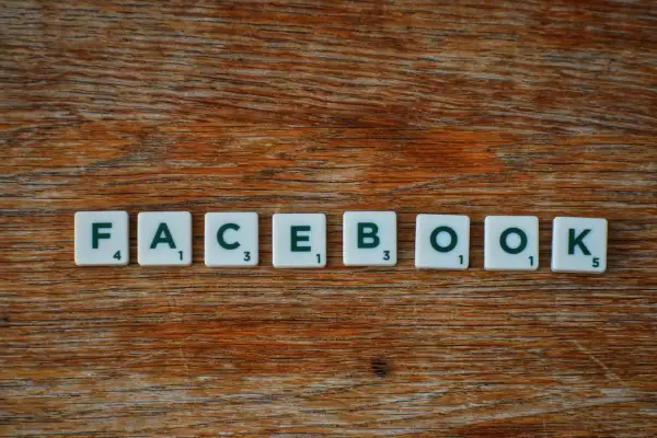 Litery z gry Scrabble układają napis FACEBOOK. Zastanawiasz się, jak sprawdzić czy ktoś nas zablokował na FB?
