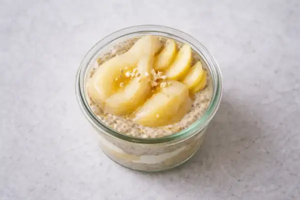 Chiapudding recept med päron och nötter i glasburk. En hälsosam frukost eller mellanmål.