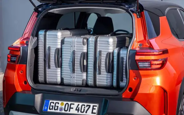 Maletero del Opel Frontera cargado con varias maletas plateadas. ¡Perfecto para viajes largos!