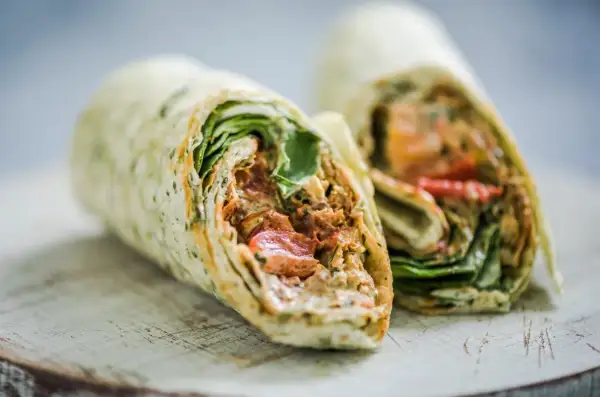 Pyszna tortilla z kurczakiem, świeżymi warzywami i kremowym sosem, idealna na szybki lunch.