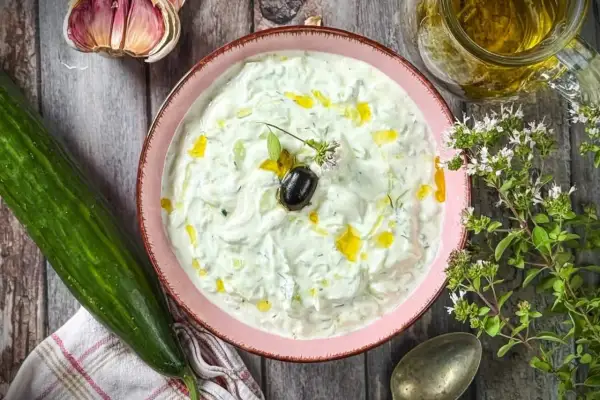Cremiger Tzatziki mit Gurke, Knoblauch und Olivenöl. Ein einfaches Tzatziki Rezept für den perfekten Dip.