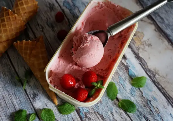 Jak zrobić lody truskawkowe? Pyszne, domowe lody z truskawkami i miętą, gotowe do podania w wafelkach.