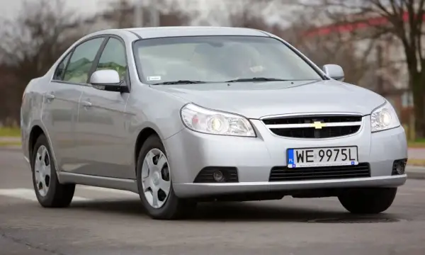Srebrny Chevrolet Epica 2007 z polskimi tablicami WE 9975L jedzie po drodze.