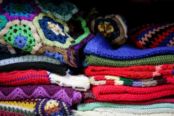 Tessuti colorati all'uncinetto, un'esplosione di creatività con uncinetto idee originali. Coperte e cuscini in pile di lana.
