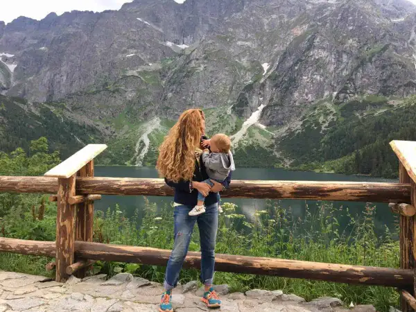 Piękne zakopane szlaki dla dzieci z wózkiem. Mama z dzieckiem na tle gór i jeziora.