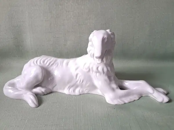 Biała porcelanowa figurka charta rosyjskiego, jakby gotowa do pierwszego balu w Bogucicach. Elegancka i dostojna.