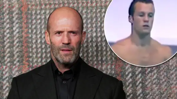 Jason Statham czy żyje? Aktor w garniturze obok swojego młodszego, nagiego wizerunku.