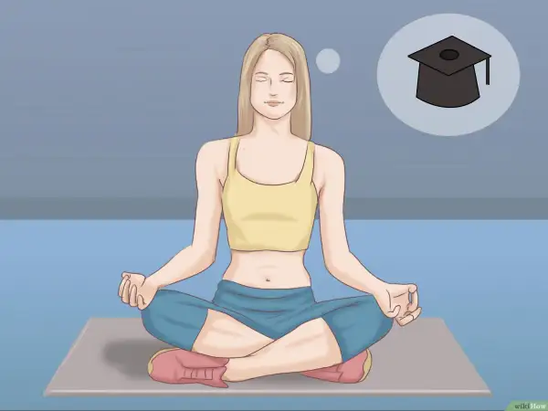Mujer en flor de loto postura, meditando y pensando en graduarse.