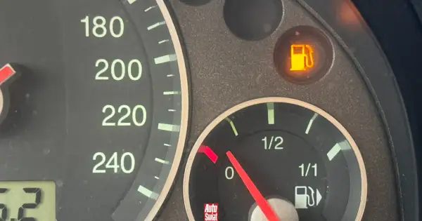 Wskaźnik paliwa pokazuje niski poziom, świeci się kontrolka rezerwy. Ile km na rezerwie diesel? Trudno powiedzieć, ale lepiej tankować.