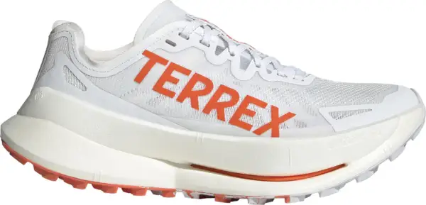Weißer Adidas Terrex Laufschuh mit orangefarbenem Logo und Profilsohle.