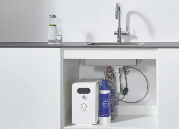 Sistema compatto per depurare l'acqua del rubinetto, con filtro e bombola sotto il lavello.