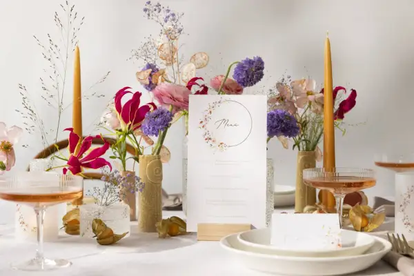 Table de fête pour un baptême : menu, fleurs, bougies et coupes de champagne. Ambiance diy et champêtre.