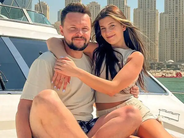Para młodych na jachcie w Dubaju. Ona, uśmiechnięta, obejmuje go. Ciekawe, ile lat ma Fusialka?