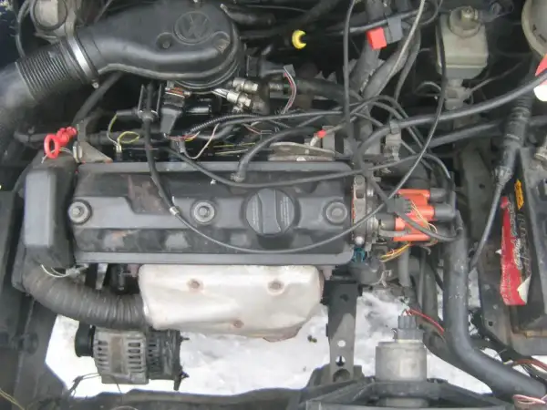 Silnik 1.9 TDI, widok z góry. Skomplikowana plątanina kabli i przewodów.