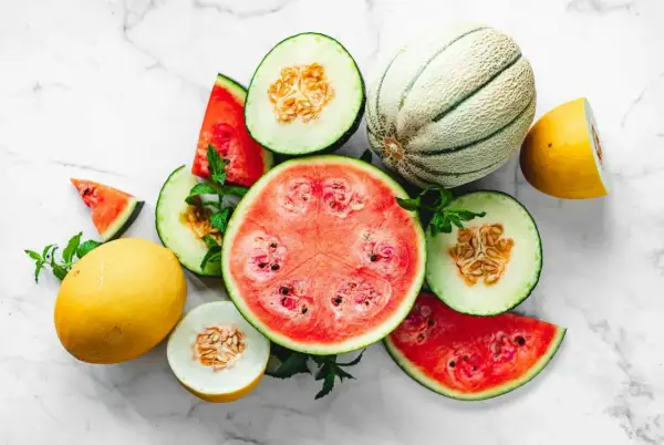 En härlig blandning av meloner och vattenmelon, som visar att vattenmelon nyttigt är en sanning. Mintblad ger en fräsch touch.