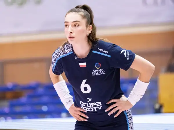 Saliha Şahin, siatkarka z numerem 6 na koszulce Chemika Police, skupiona na boisku.
