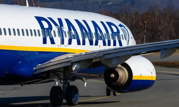 Samolot Ryanair na płycie lotniska. Szybka odprawa online to klucz do udanej podróży tym przewoźnikiem.