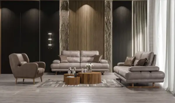 Modern vardagsrum med grå lädersoffa och fåtölj. Perfekt soffa inspiration för ett stilrent hem.